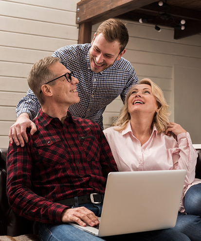 Familie beim Investieren